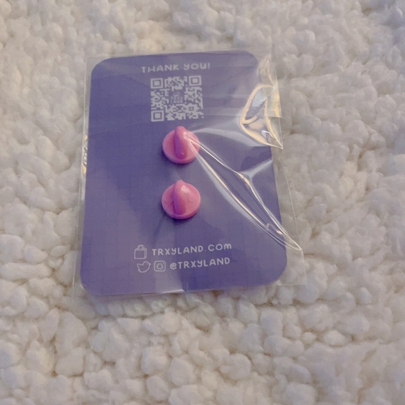 BNWT Tryxland Sassy Shiba Inu Enamel Pin - Picture 3 of 3